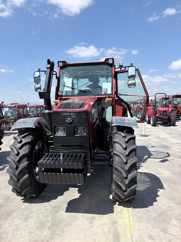 A new tractor examined by the delegation