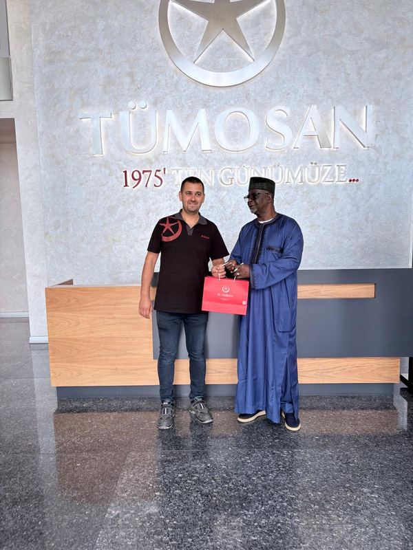 The Honourable Commissioner for Agriculture receives a souvenir at a Konya tractor manufacturer