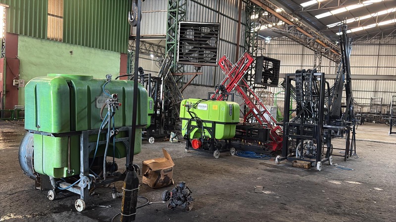 Özalsan sprayers with fertiliser and pesticide tanks